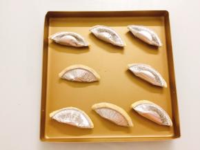 然后像包饺子一样把蛋挞皮包起来