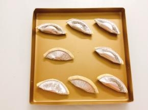 然后像包饺子一样把蛋挞皮包起来