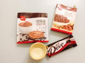 蛋挞皮提前从冰箱取出回温，不要太软，要不然不好包