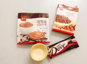 蛋挞皮提前从冰箱取出回温，不要太软，要不然不好包