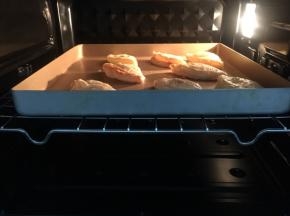 再次放入烤箱上下火200度，烤10分钟，表面上色即可