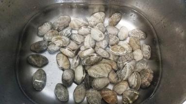 花蛤加盐在水里浸泡半小时，让其吐出沙来