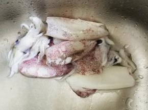 小鲜鱿清洗干净，撕去外表层