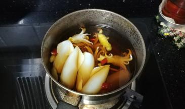 料汁烧开后放入小鲜鱿，待料汁再烧开后关火