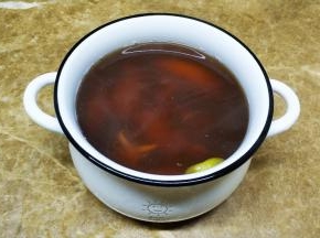 料汁倒入碗里，晾凉