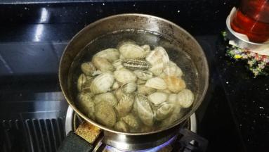 奶锅放入足量水，加入姜片、料酒煮熟花蛤