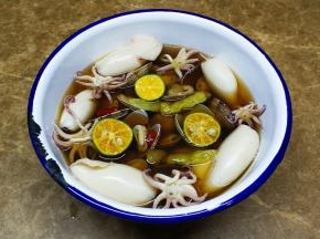 将泡汁倒入花蛤碗里放入青柠片，放冰箱半小时已经很入味了