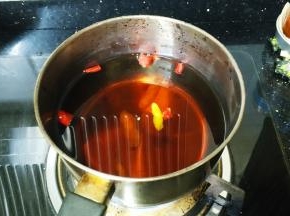 奶锅里放入糟卤、泡椒、小米辣开大火