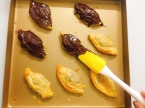 拿出烤箱后放凉淋上巧克力酱