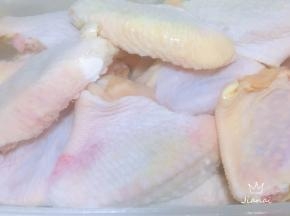 鸡翅先在冷水里浸泡去掉血水，约1小时以上。