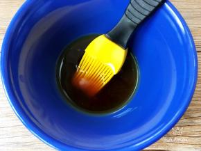 腌制留下的汤汁，加上蜂蜜搅拌均匀，做成烧烤汁。