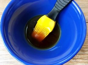 腌制留下的汤汁，加上蜂蜜搅拌均匀，做成烧烤汁。