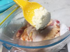 加入鸡精，封上袋子，慢慢给鸡翅做一个按摩，让鸡翅更好的入味，放入冰箱冷藏过夜，腌制的时间12小时以上，我是头天晚上准备好，第二天晚餐时烤制的。