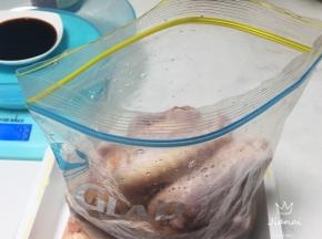将鸡翅放进一个密封袋里。