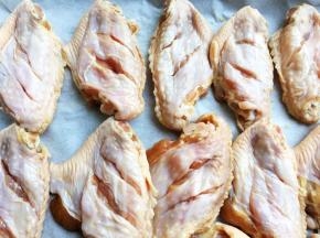 将鸡翅摆放在烤盘上，烤箱烤鸡模式提前预热，烤盘送入烤箱中下层，烤十五分钟。