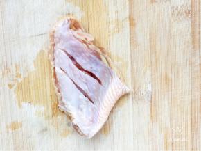 在鸡翅的两面打上花刀，便于入味。