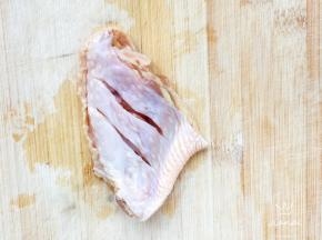 在鸡翅的两面打上花刀，便于入味。