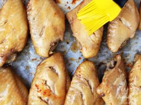 二十分钟后，将烤盘取出来，刷一层蜂蜜烧烤汁。