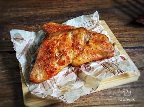 一道外皮焦焦脆脆，鸡肉嫩滑入味，这种方法烤制的鸡翅吃起来干香入味，我家儿子特别喜欢吃。