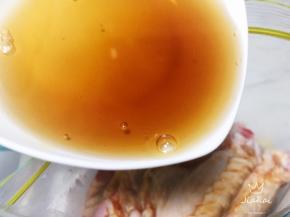 加入花雕酒，个人认为，经花雕酒腌制的肉类，口感更香。