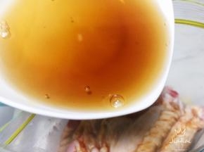 加入花雕酒，个人认为，经花雕酒腌制的肉类，口感更香。