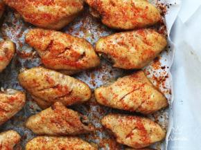 撒一层辣椒粉，继续烤五分钟。