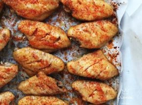 撒一层辣椒粉，继续烤五分钟。