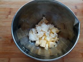 黄油和奶油奶酪切小块放到软化