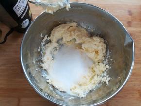 加入细砂糖和盐打发到体积变大，颜色变白