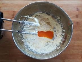 分3次加入鸡蛋黄，每次充分吸收再加下一个