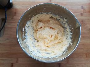 黄油和奶酪、鸡蛋打发顺滑的状态