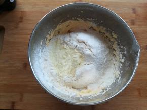 过筛加入低筋面粉和奶粉