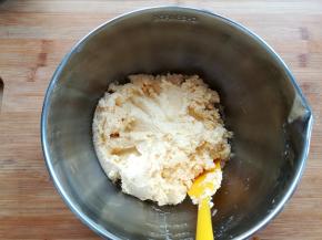 用刮刀翻拌到没有干粉