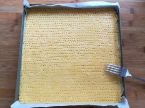 用叉子在面团上戳出小洞洞