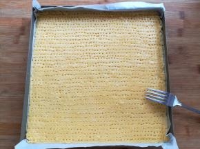 用叉子在面团上戳出小洞洞
