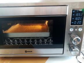 面团放入预热好的烤箱中下层，上火165下火160烤20分钟，取出放到不烫手切小块