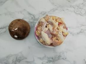 买回来的鸡剁成长适当的块，然后用水冲洗干净