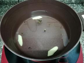 锅里加入适量的水，料酒，姜和花椒，大火烧开