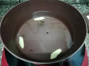 锅里加入适量的水，料酒，姜和花椒，大火烧开