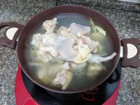 然后把鸡块放入锅中，焯水去除血水