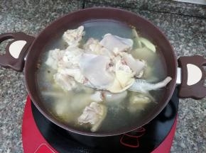 然后把鸡块放入锅中，焯水去除血水