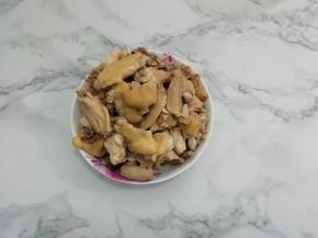 焯好的鸡肉块捞用温水再冲洗一遍