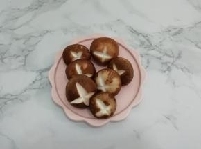 香菇洗干净，在顶部划成十字刀