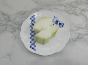 冬瓜洗干净，去皮切成片