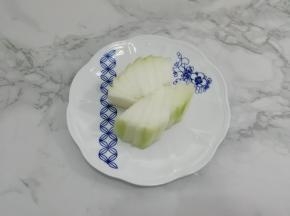 冬瓜洗干净，去皮切成片