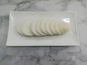 白萝卜洗干净，去皮切成片