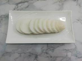 白萝卜洗干净，去皮切成片