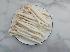 白菇洗干净备用