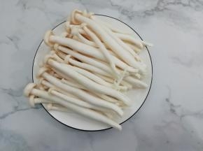 白菇洗干净备用