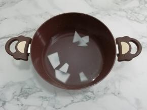 把椰子水倒入锅中，再把椰子肉取出来放入，大火烧开